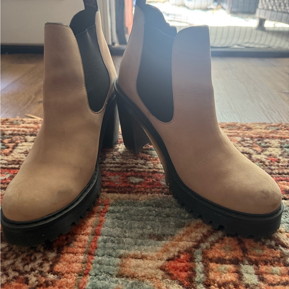 Dr. Marten Heeled Chelsea